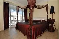 Hotel Connys Boutique Side